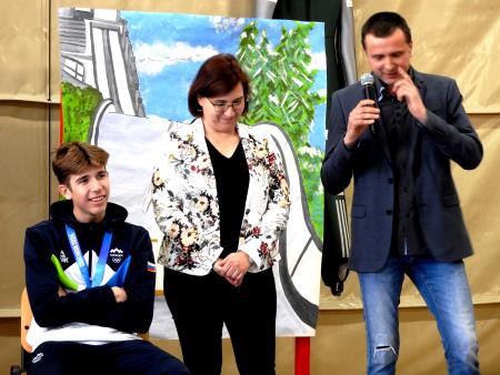 Aljaž Janhar na sliki s staršema